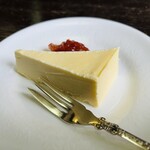茜屋珈琲店 - チーズケーキ　ジャム？が付いてます
