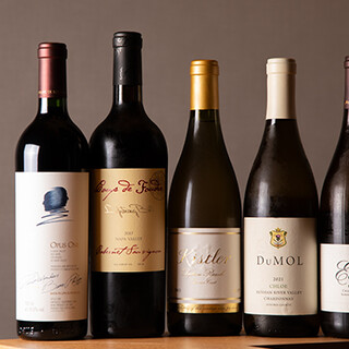 寿司によく合うカリフォルニアワインや、厳選した日本酒が勢揃い