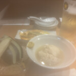 しみる - 水茄子刺し、ナントカ茸(めっちゃ美味しかった！)、お通しの生キムチ