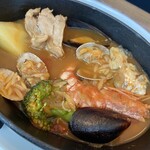 Bar Espanol LA BODEGA 名古屋店 - ブイヤベース。前回食べた時は美味しかったが、今回は煮詰まっているような感じで塩辛かった。