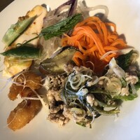 Longrain Tokyo - ラープ、蒸し鶏、ヤムウンセン等/ナンプラーやライムを効かせて下さると尚良しですが、こちらは上品仕上がりという事で