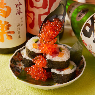 【当店名物】たっぷりいくらの贅沢な逸品。昼は食堂・夜は酒場に