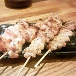 鳥の山家 - サービス串(1串 103円)のもも、小肉（せせり）