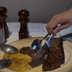 ベンジャミンステーキハウス KITTE大阪店 - バターをたっぷりかける