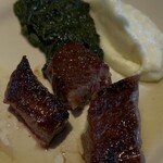 ベンジャミンステーキハウス - 表面バターでカリカリ。中はしっとり。ほうれん草とマッシュポテトの付け合わせ