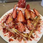 UCCカフェメルカード フジグラン東広島店 - 凄いイチゴワッフル