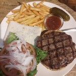 サンハウス - ハンバーガーレギュラーサイズ(BBQソース)＆ブリトー