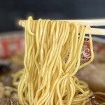 タンタン - 田村製麺の麺は中細やや縮れ。
                                芯が張ってる感じ、分かりますか？
                                ラードを纏ったスープが麺にまとわりつき
                                硬め仕上げでジャクジャクな歯ごたえ(o'ч'o)♡