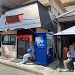 タンタン - 午後1時にお店に着くと、右側のガレージに10人待ち。
                                今日は待ちが少ない方でラッキー♪( ¨̮⋆)
                                約30分で店内に入れました(*ﾟ∀ﾟ*)