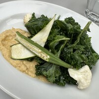 マーサーブランチ テラスハウス - セールとフムスのサラダ
