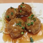 中国料理ドラゴン - 甘酢肉団子。想像してたものと違った笑。肉団子は柔らかく、揚げてないかも？甘酢もケチャップの甘酸っぱさはなく、軽く八角の香りがする餡だった