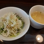 街角バルshow-kitchen - 日替わりランチのサラダ＆スープ
