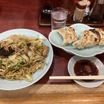 園春 - 焼きそば¥550と餃子¥380