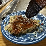今池屋 - 肉玉　ハケ使ってソースつける