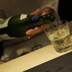 中目黒 いぐち - お奨めの日本酒「遊穂」800円＝14年8月 並々と