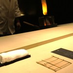 中目黒 いぐち - 着火した炭を並べるご店主