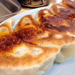 岳乃屋 - 餃子☆ラー油をたっぷりかけていただきます☆