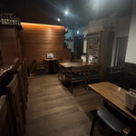 麻布十番 薬膳カレー 新海 - テーブル席も〝バーそのもの〟な落ち着き｡