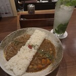 麻布十番 薬膳カレー 新海 - 今日は初夏を思わせる天気だったので､モヒートと合わせて爽やかに｡