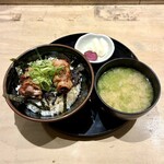 こけこっこ - 炭火焼きこけこっこ丼(味噌汁･漬物 付き)