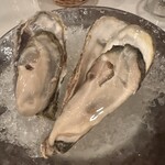 厚岸オイスターダイニング - 厚岸産生牡蠣4年物3年物食べ比べ~ミニョネットソースで~
