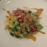 厚岸オイスターダイニング - ベーコンと彩り野菜のコブサラダ　自家製マンゴーコブドレッシング