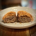 肉バルMoooh!! - 肉汁ミンチカツ・断面