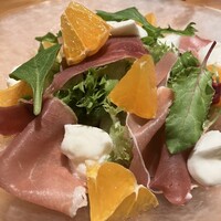 料理とワイン 音音 - 生ハム、デコポン　水牛モッツァレラのサラダ