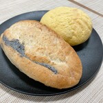 小麦園 - 料理写真:ライ麦の黒ごまフランス＆完熟王バナナパン