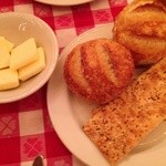 The Grand Central Oyster Bar & Restaurant - サワドーのパンとクラッカー