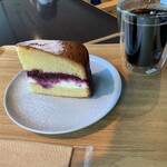 SUNDAY MONDAY Kitchen - ヴィクトリアケーキ（デカい）とコーヒー
