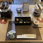 ゆとりろ津和野 - テーブルセッティング(お米食べ比べ、右が阿東地区のコシヒカリで左が美弥市の「金太郎飴生産米」との解説つき)