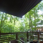 Sekirei Bashi Kawakami An - 店内のテラス席。清流からの天然の冷風と木漏れ日が最高。