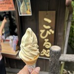 こびる処 - 料理写真:ミックスソフトクリーム400円
