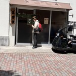 魚菜はざま - 順番でお店前に1人、他の人は道路側に並んで待つ！
