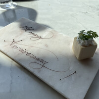 レストラン Chef's Theatre - 記念日のプレートをいただきました。窓際の席で綺麗に見えて嬉しかったです。