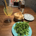 アジアン キュイジーヌ エー・オー・シー 麻布十番 - えびせんガーリック風味