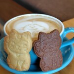 ワーキング カフェ ハロ - 招き猫クッキー、カフェラテ