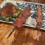くしやき　三ツ星 - 真ん中がはらみ(横隔膜)(160円)、手前がしろ(大腸)(160円)、奥がピーマン肉詰め(190円)