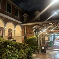 マダム・トキ - 門をくぐるとデザート販売所（小洒落て言うと「パティスリー」？」を横目に見て左側が入り口です。
