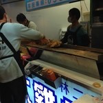 豪大大鶏排 - 手際よく揚げています。【2014.03】