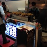 豪大大鶏排 - 揚げたての大鶏排がいっぱい並んでいます。【2014.03】