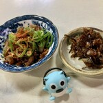 イマナカ酒店 - どて焼（左）にしじみの佃煮（右）