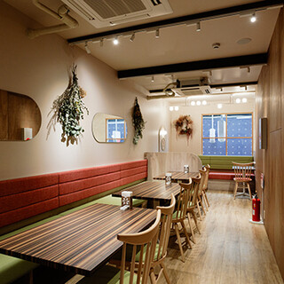 木の温もり溢れる店内◆コーヒータイムからグループ利用まで