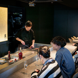 接待から会食、家族のディナーにも最適な洗練された大人空間