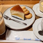 お菓子とくつろぎとこむぎさん - チーズスフレ、プリン（ドリンク：くつろぎブレンド、カフェラテ）