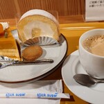 お菓子とくつろぎとこむぎさん - ロールケーキ、かぼちゃプリンショート（こむぎさんブレンド）