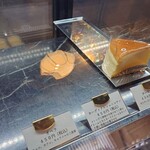 お菓子とくつろぎとこむぎさん - 次の日に訪れた時のショーケース（チーズスフレしかない）