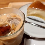 お菓子とくつろぎとこむぎさん - カフェラテアイスの氷が足りないとのことでクッキーのサービスがありました