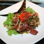 Monstera Noodles & Sushi - アヒポキ。マグロを玉ねぎや海草などをゴマ油、塩、しょうゆなどで和えたお料理です。